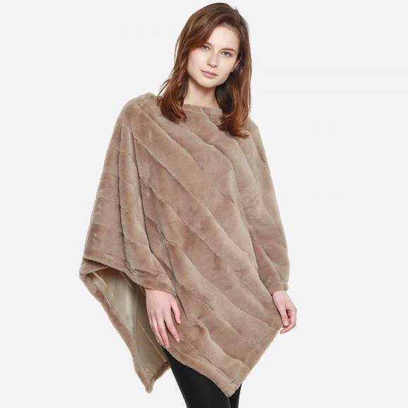 Sweaters - ✯Faux Fur Poncho